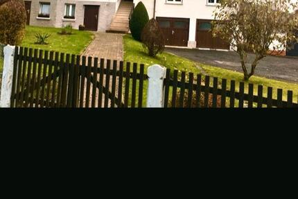 gemütliche 3,5 Zimmer Dachgeschoss Wohnung mit Garage und Garten 4 zimmer