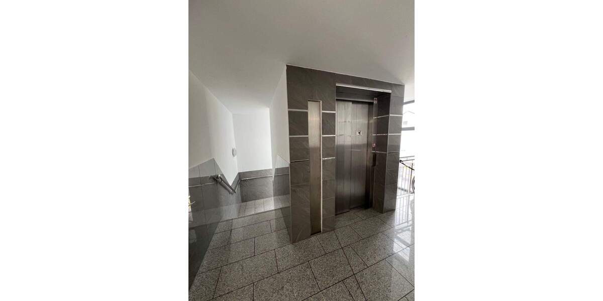 Renovierte, großzügige Wohnung mit 2 Zimmern, Fahrstuhl und guter Infrastruktur 2 zimmer