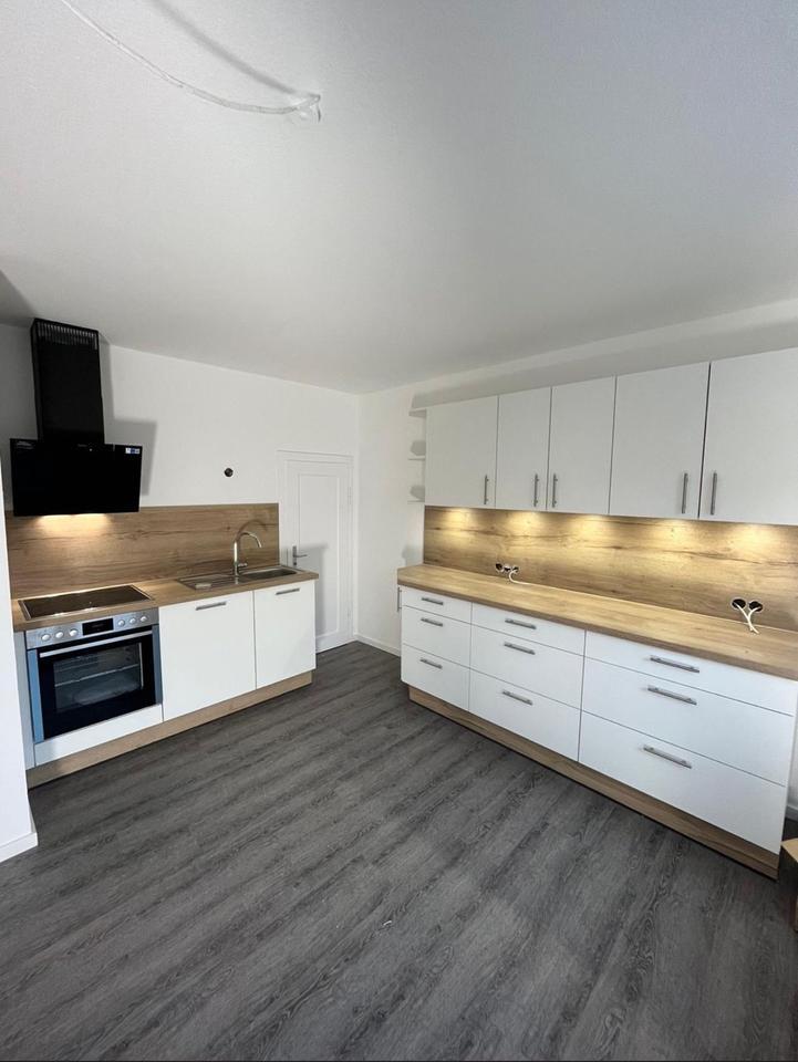 Renovierte Wohnung mit neuer Küche,Wintergarten und Balkon