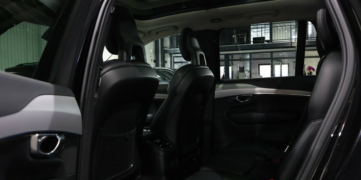 Volvo XC90 T8 P-HEV AWD EXPRESSION R-DESIGN / 7-SITZER 143.000 km 38.444 &euro; Hamm 59077