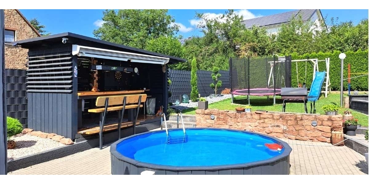 Großzügiges Wohnen für zwei Generationen: Poolbereich mit Poolbar und barrierefreiem EG - Zweifamilienhaus Katzweiler | Angebot:27131010