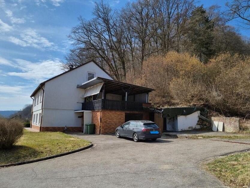 Zweifamilienhaus in Alleinlage mit großem Garten, 7 Zimmern