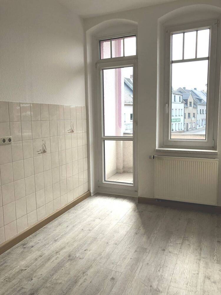 Gepflegte Zwei-Zimmer-Wohnung mit BalkonEinbauküche im Mietpreis enthaltenTageslichtbad zentral gelegen am Fuße der Augustusburg