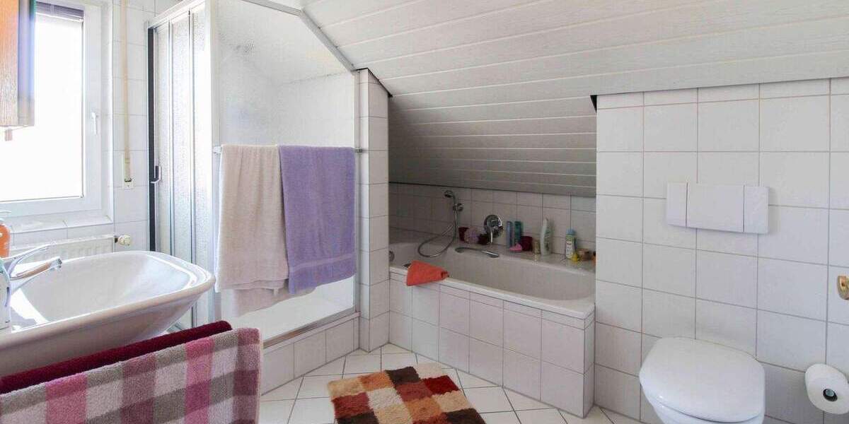 Einziehen und wohlfühlen - sehr gepflegtes Zweifamilienhaus mit Top-Potenzial zur flexiblen Nutzung 8 zimmer