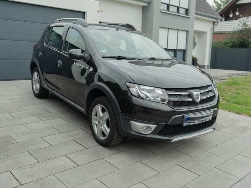 Dacia Sandero 88.000 km 7.900 € Aerzen 31855