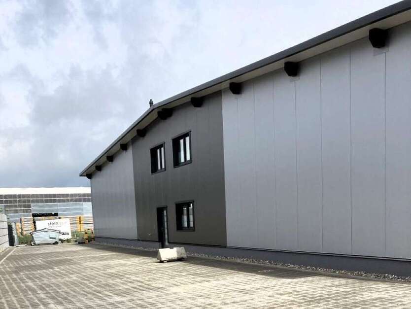 Halle in Ellerau 1.280 € 95 m²