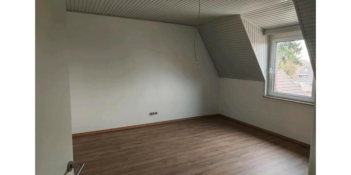 Dachgeschoßwohnung Mülheim an der Ruhr Heißen - 3.5 Zimmer, 83 m&sup2;, 1.700&euro; | Angebot:25047254