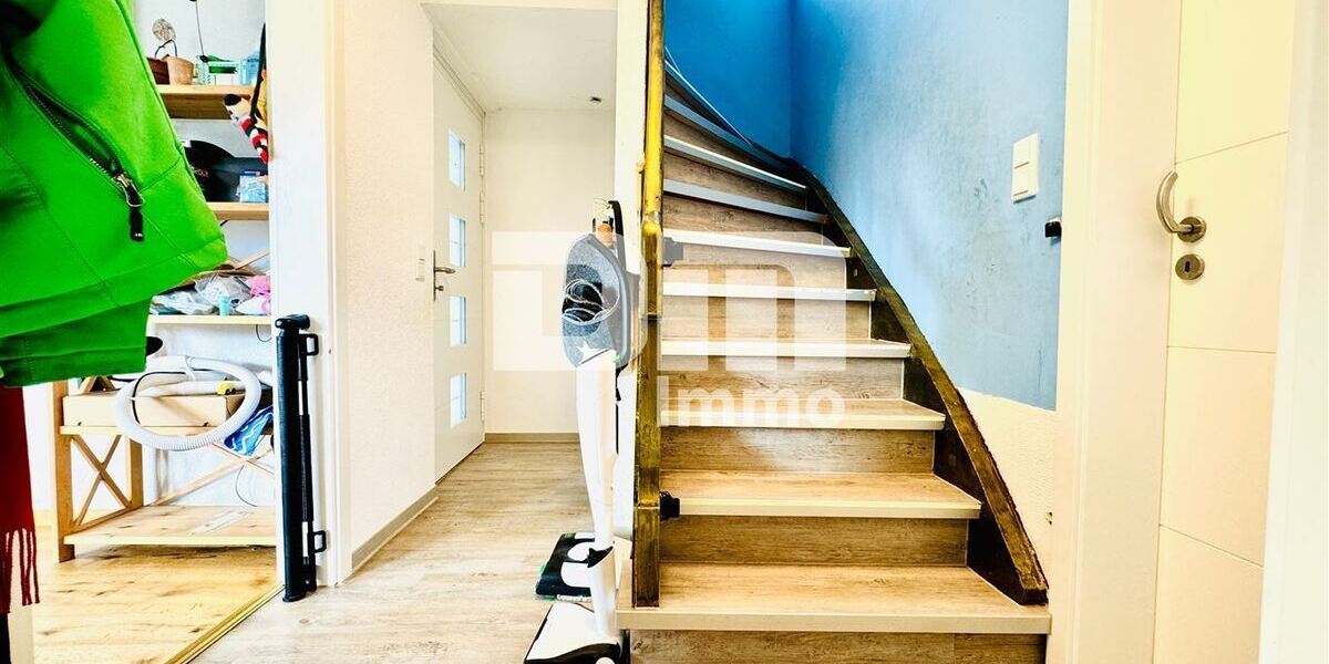 Kernsaniertes Einfamilienhaus mit Doppelgarage, großem Garten und Home-Office-Oase - Einfamilienhaus Schwalmstadt | Angebot:27053931