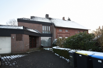 Sanierungsbedürftiges Zweifamilienhaus auf großem Grundstück!