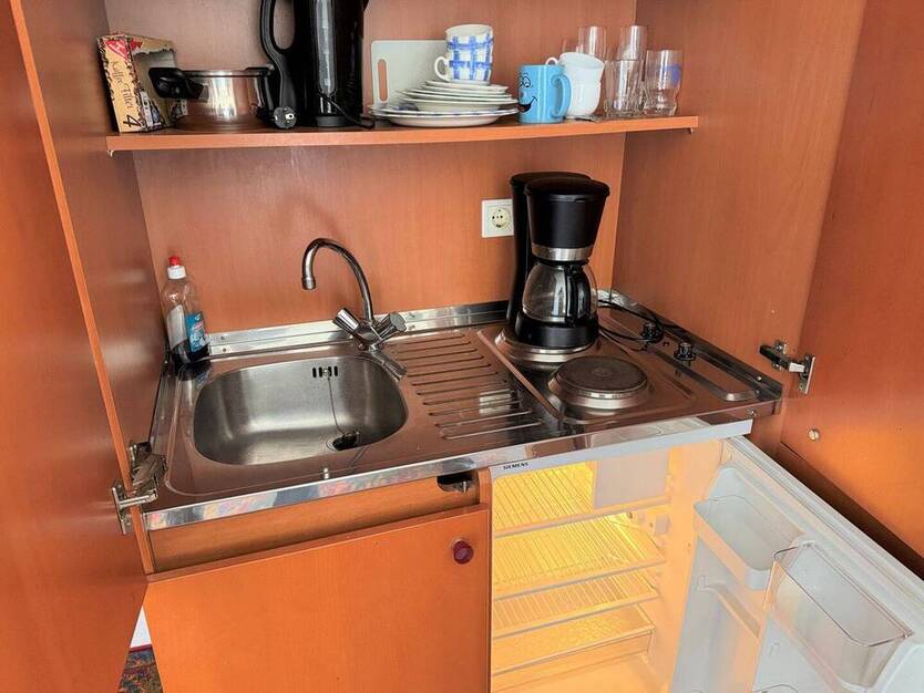 Voll möblierte 1-Zimmer-Wohnung mit Balkon zwischen See und Golfplatz