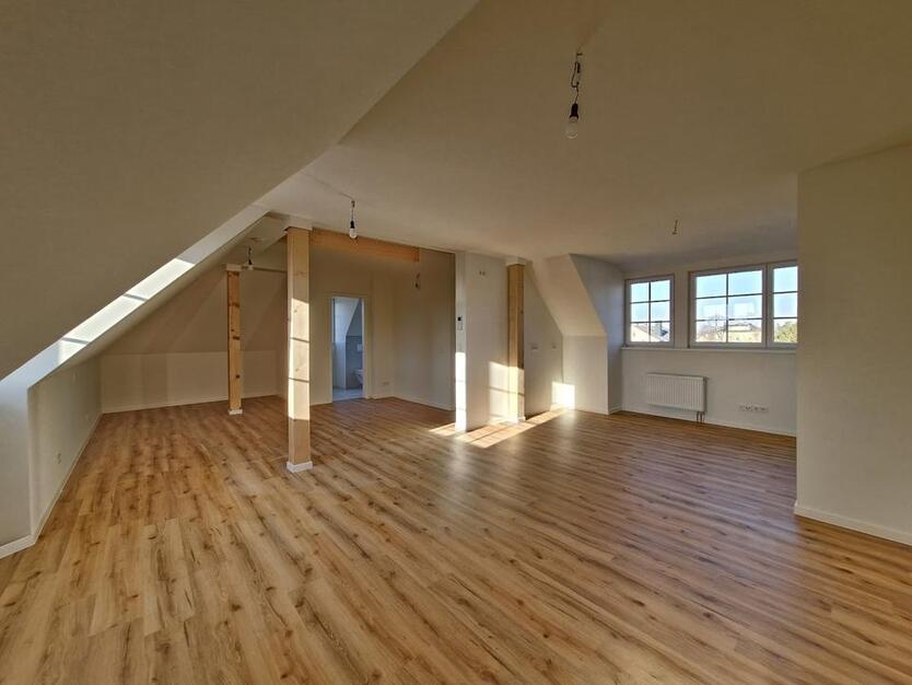 Wohntraum im Dachgeschoss! Einbauküche und Blick auf das Spitzhaus dazu! Zuhause in Radebeul!