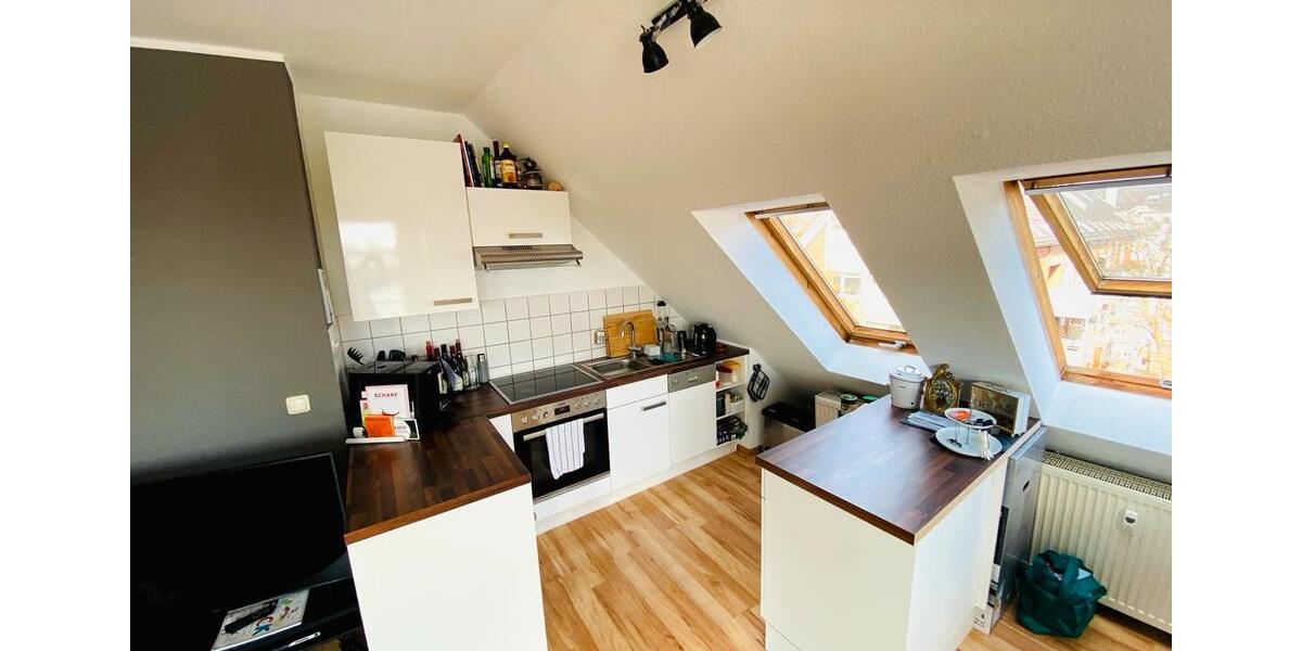 Moderne Dachgeschosswohnung mit Balkon und Küche 2 zimmer