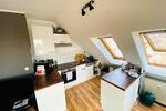 Moderne Dachgeschosswohnung mit Balkon und Küche 2 zimmer