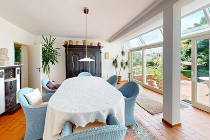 Erleben Sie das Erdgeschoss hautnah selbst und verdienen Sie gleichzeitig mit zwei vermieteten Einheiten! 13 zimmer