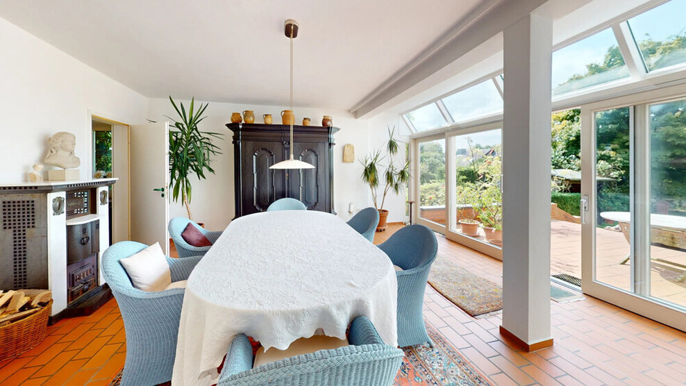 Erleben Sie das Erdgeschoss hautnah selbst und verdienen Sie gleichzeitig mit zwei vermieteten Einheiten! 13 zimmer