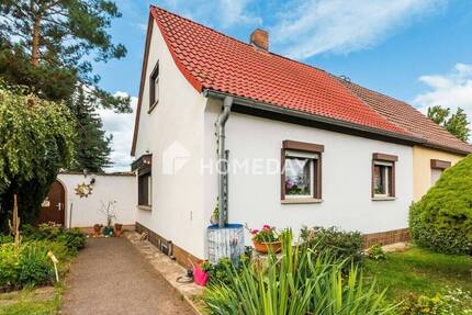 Charmante Doppelhaushälfte mit Anbau, Doppelgarage und idyllischem Garten 5 zimmer