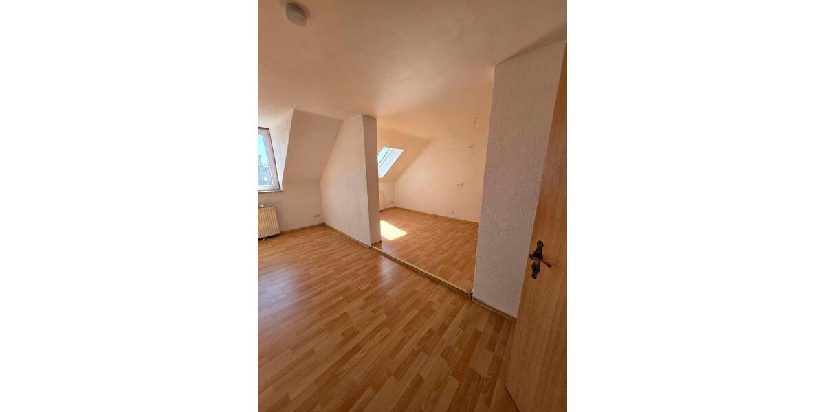 Dachgeschoßwohnung Meerane - 3 Zimmer, 75 m&sup2;, 354&euro; | Angebot:26413675