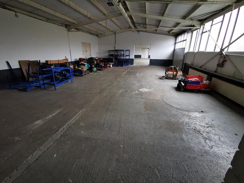 Halle Werkstatt Lagerhalle Produktion mit Büro und Sanitär zimmer