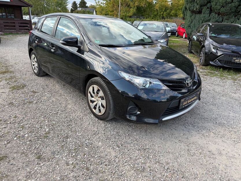 Toyota Auris 185.000 km 6.490 € Berlin 13127