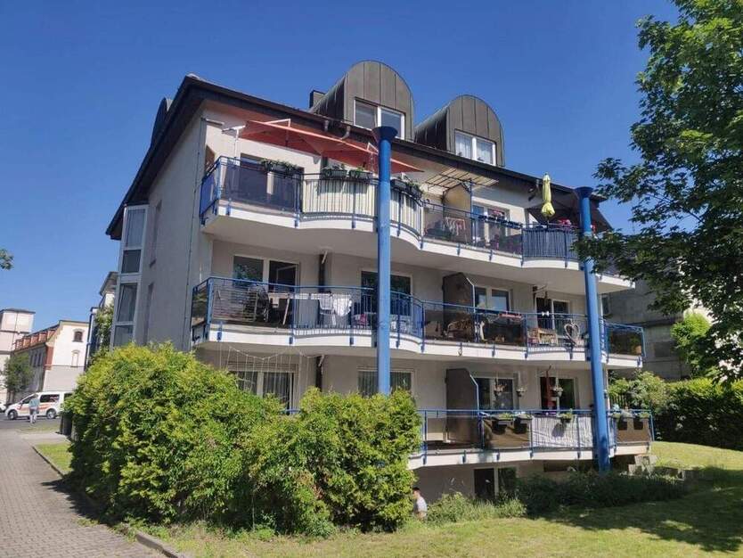 großzügige, sonnige 4-Zimmerwohnung mit großem Balkon in zentraler Lage 4 zimmer