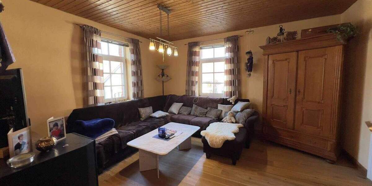 Historische Immobilie im Schweizer Stil: Saniertes Dreifamilienhaus mit Garten & Garage 8 zimmer