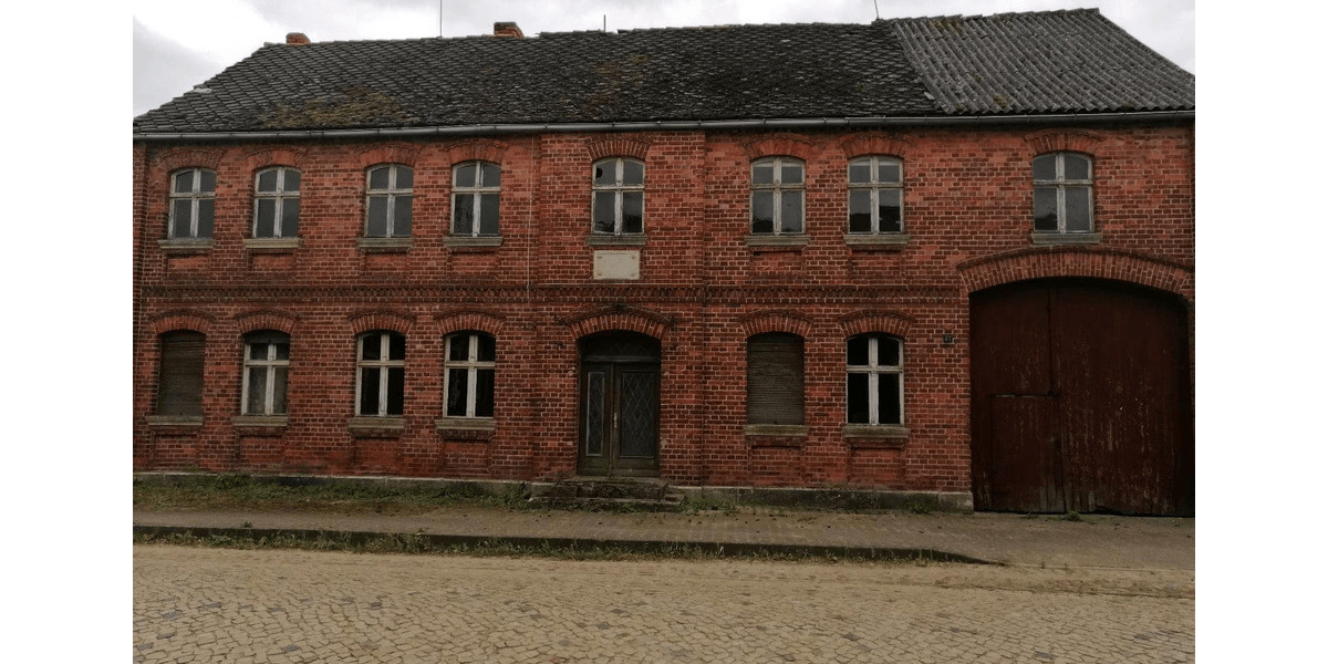 Sanierungsbedürftiger Hof mit großer Scheune, fast 1 Hektar insg 10 zimmer