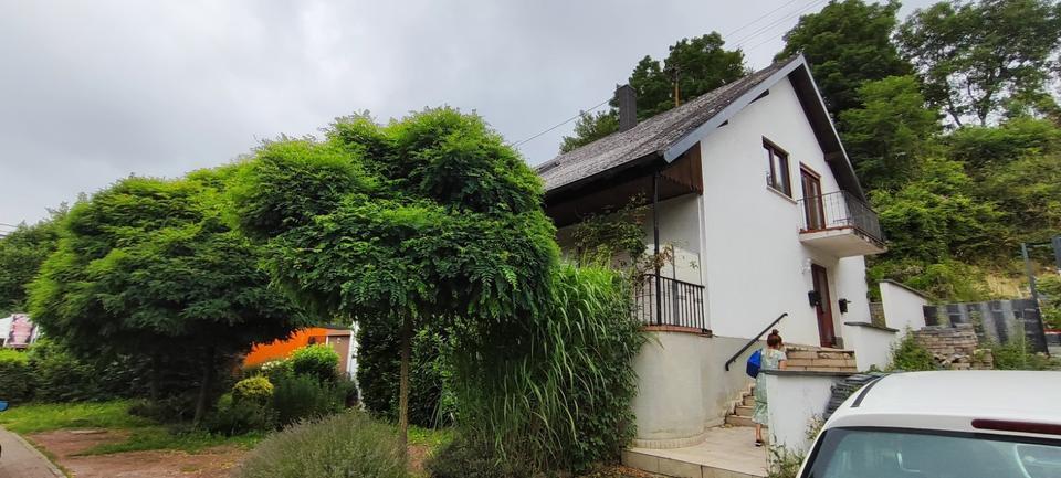 Gepflegtes 2 Familienhaus mit Garage, Parkplätzen etc.