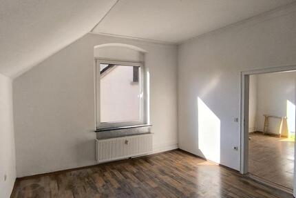 helle 2,5-Zimmer-Dachgeschoßwohnung zu vermieten