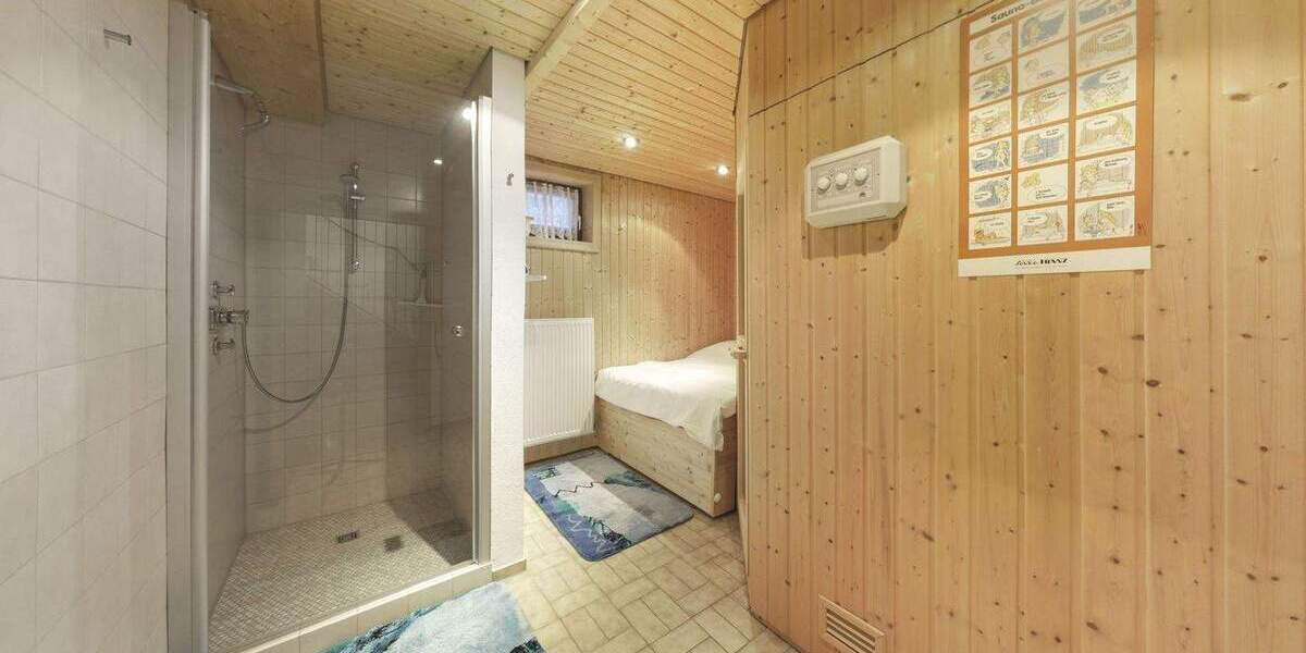 Großzügiges Ein- bis Zweifamilienhaus in massiver Bauweise mit Sauna, Garten und Doppelgarage 7 zimmer