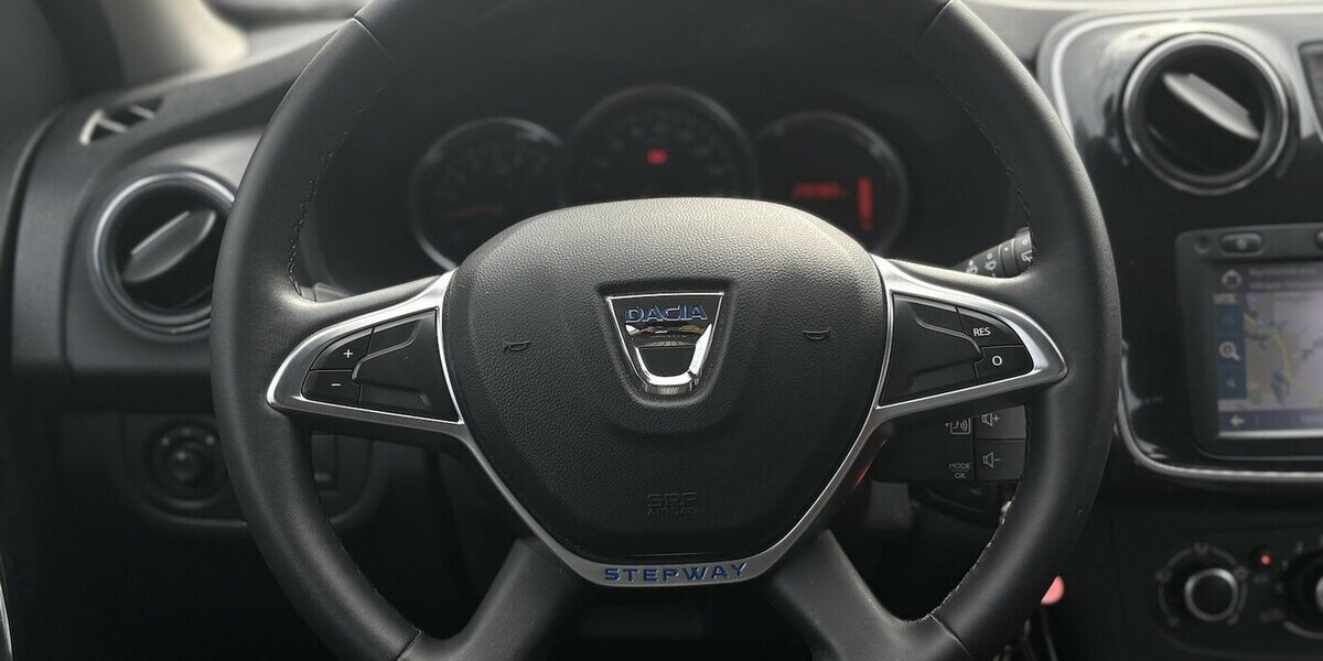 Dacia Sandero Stepway Celebration NAVIGATION/TEMPOMAT 29.280 km 8.900 &euro; Villingen-Schwenningen 78054