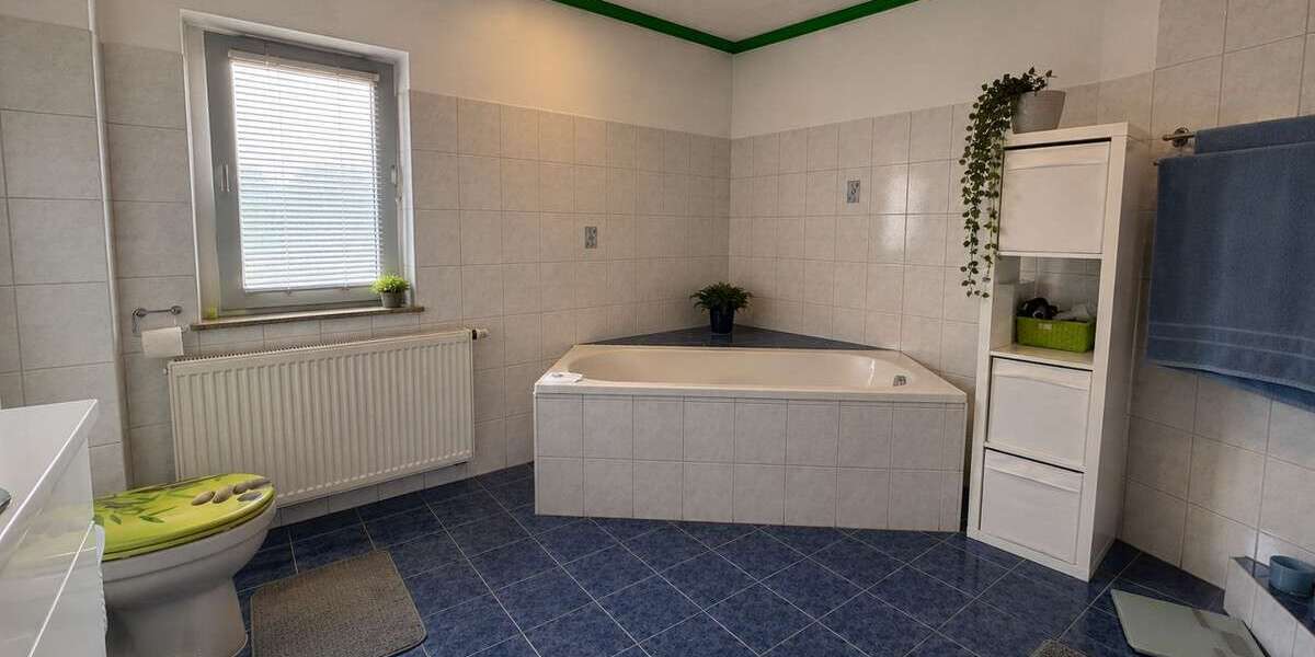 Großzügiges Zweifamilienhaus mit Einliegerwohnung und neuer Heizung - Mehrfamilienhaus, Wohnhaus Hüllhorst | Angebot:27254380