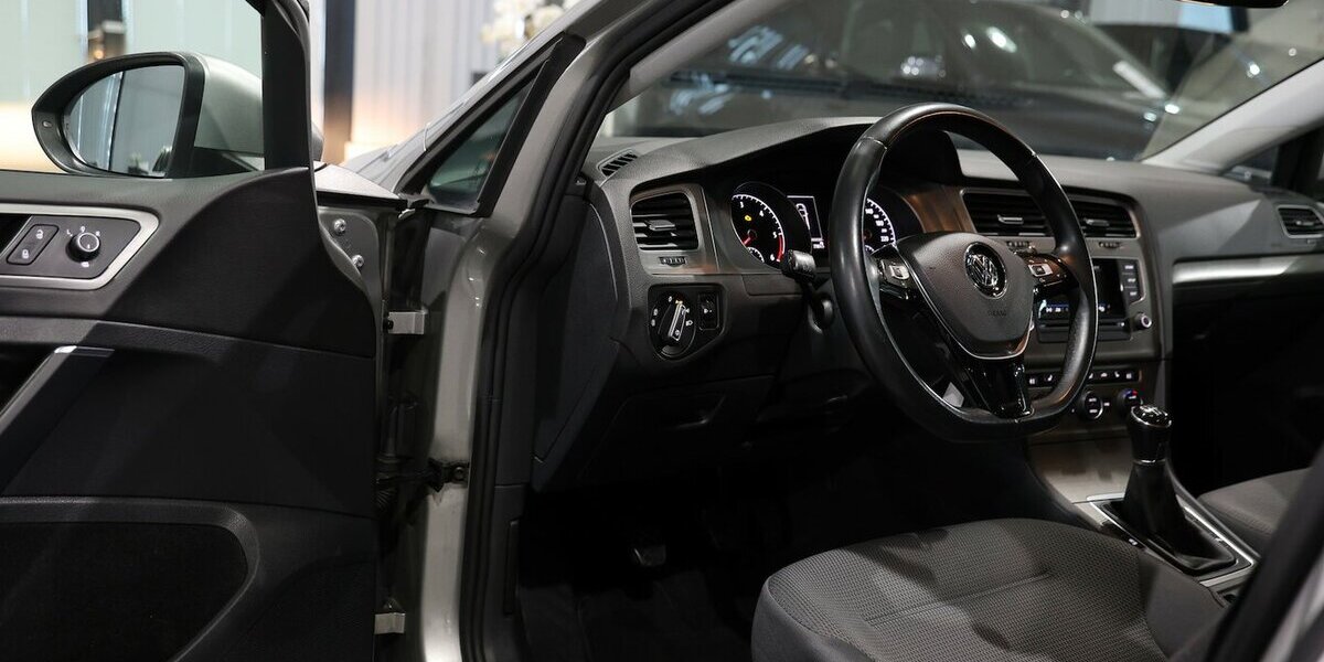 VW Golf VII 1.6 TDI Comfortline COMPOSITION-COLOUR 143.000 km 11.444 &euro; Hamm 59077