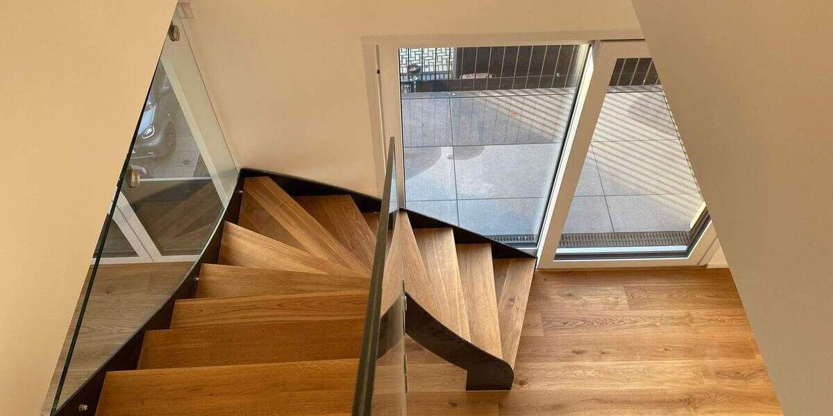 Wunderschöne Maisonette-Whg. in Alt-Junkersdorf mit Loggia - Anfragen per E-Mail - 4 zimmer