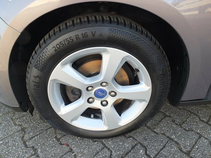 Ford Focus STUFENHECK KLIMAUTOMATIK PARKPILOT 118.919 km 7.304 € Köln 50858