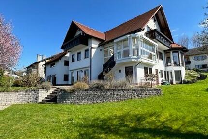 Haus Mömbris - 8 Zimmer, 350 m&sup2;, 2.700&euro; | Angebot:26367496