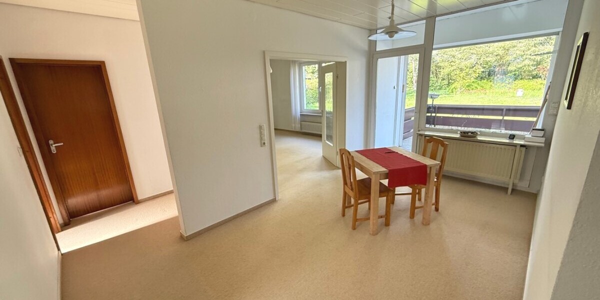 Schwalbach: Ruhig wohnen am Grüngürtel – Bungalow mit großem Garten und vielseitigem Raumangebot - Einfamilienhaus Schwalbach | Angebot:26534677
