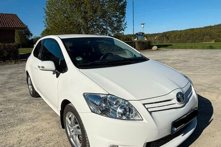 Toyota Auris 189.000 km 4.200 &euro; Detmold 32758