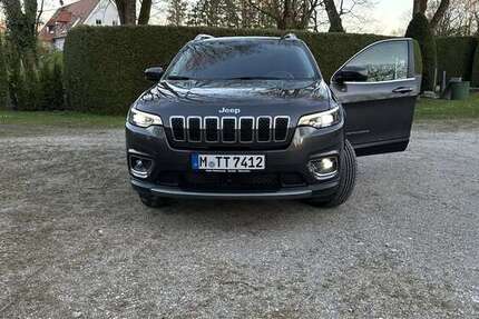 Jeep Cherokee 117.000 km 19.900 &euro; München 81249