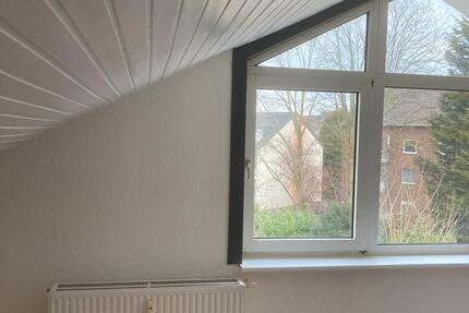 Erstbezug nach Renovierung - 2,5 Zimmer unterm Dach in Zons