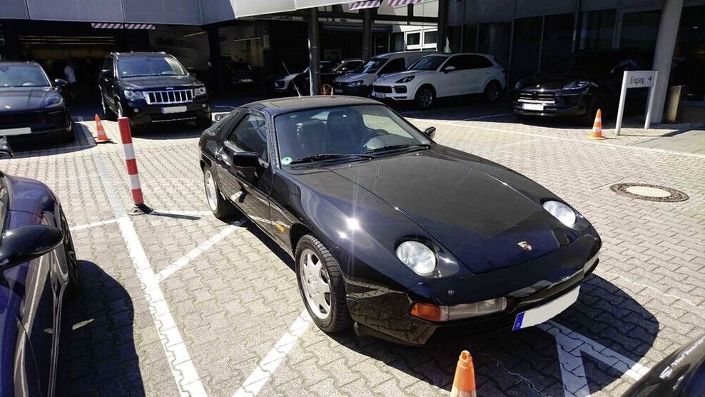 928