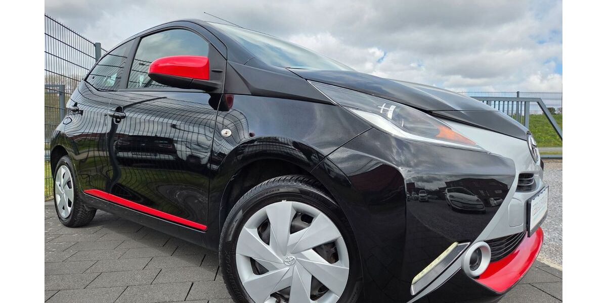 Toyota Aygo (X) 49.000 km 8.444 &euro; Paderborn 33102