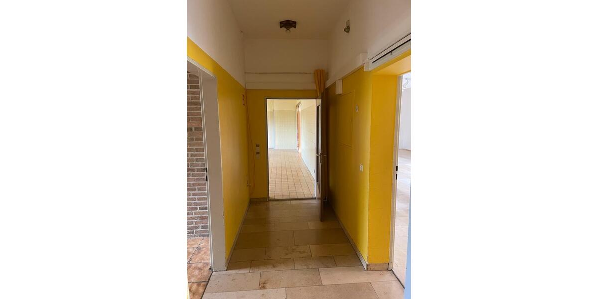 Helle Gewerbeimmobilie, Laden, Büro, Lager zimmer