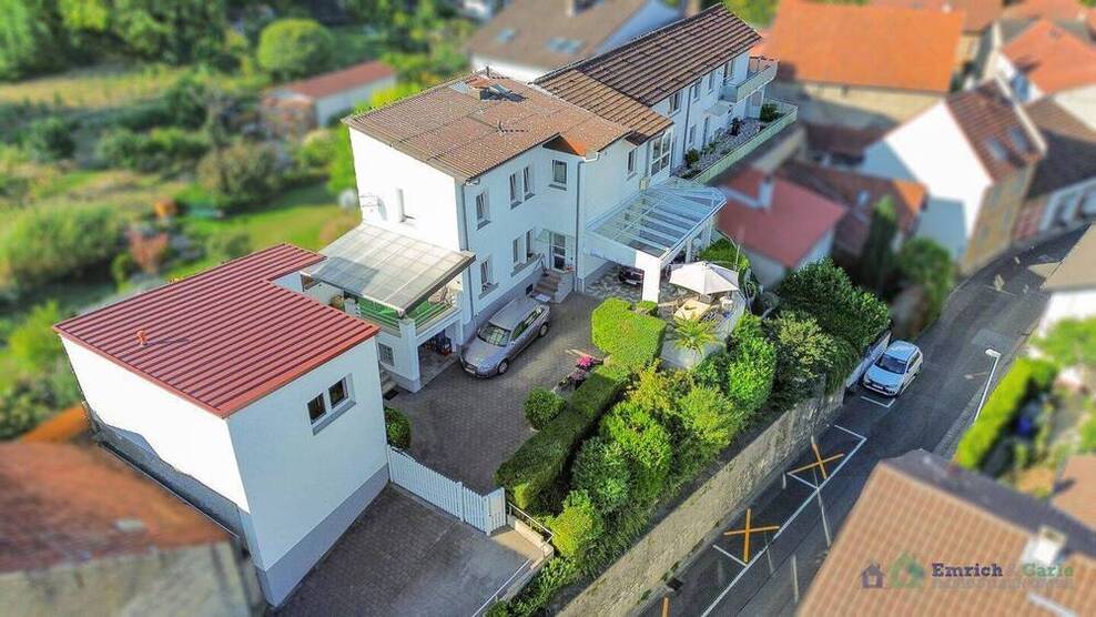 Zwei Einfamilienhäuser mit Nebengebäude & traumhaftem Weitblick in Wackernheim