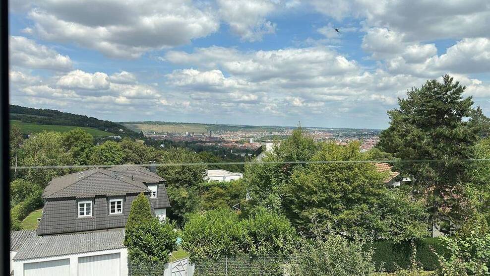 Würzburg-Steinbachtal: attraktive 3-Zimmer-Wohnung mit Weitblick über Würzburg