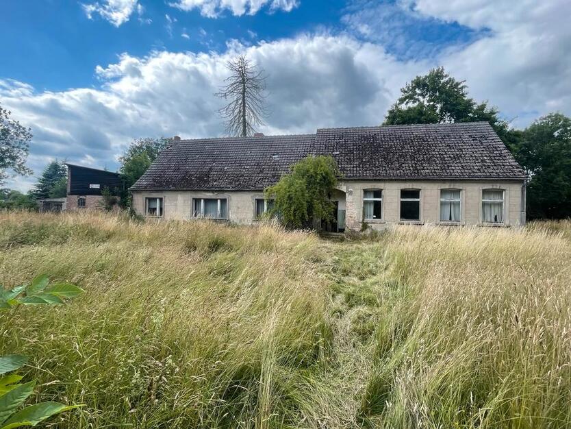Provisionsfrei. Alte Schule mit 8000 m², Scheune und Bauland