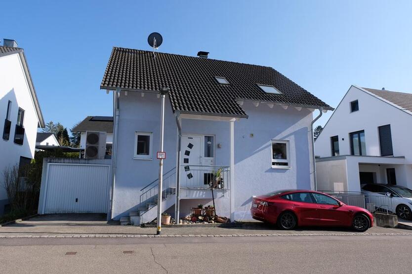 Einfamilienhaus mit EinliegerWohnung, Photovoltaik und Garage