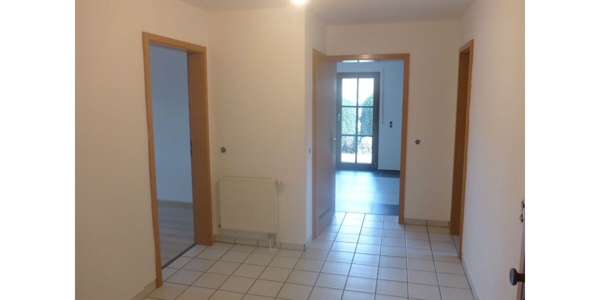 Wohntraum im Grünen: Attraktive, helle 2-Zimmer-EG-Wohnung mit Terrasse, modernisiert & renoviert auf parkähnlichem Areal, Raubach - 2- Raubach | Angebot:24576305