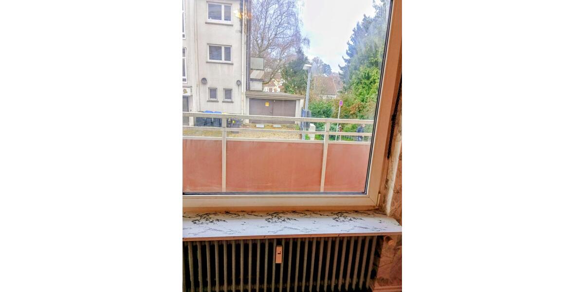 Zimmer-Appartement mit Balkon über die gesamte Breite. 1 zimmer