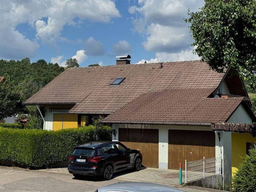 Schöne Lage in Lenzkirch gewünscht? Hier bitteschön.... familiengerechtes Einfamilienhaus mit zwei EinliegerWohnungen!
