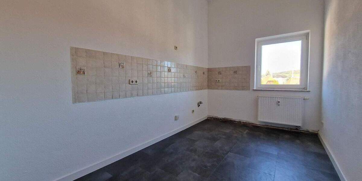 großzügige, helle 2-Zimmerwohnung nach Teilsanierung zu vermieten. 2 zimmer